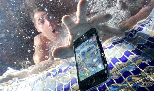 smartphone-in-water